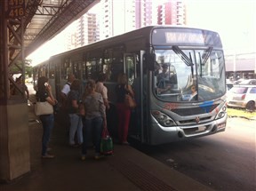 Motoristas de transporte coletivo em greve acatam decisão judicial e ônibus voltam a circular em Maringá